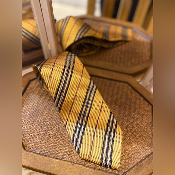 Mens BURBERRY NOVA CHECK 💯% Silk Tie!👔Like NEW🔥Freshly Cleaned🎁Great Gift!🎁 - Picture 3 of 13